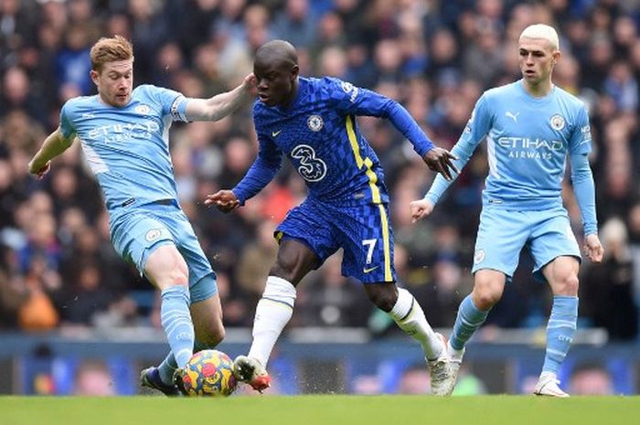 N'Golo Kante berduel dengan Kevin De Bruyne dalam duel Liga Inggris Manchester City vs Chelsea di Etihad Stadium (15/1/2022).