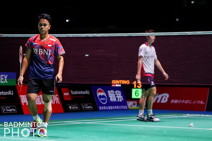 Pebulu tangkis tunggal putra Indonesia, Anthony Sinisuka Ginting (kiri), berhasil mengalahkan rival terbesar, Shi Yu Qi dari China, pada babak ketiga Kejuaraan Dunia 2022 di Tokyo Metropolitan Gymnasium, Jepang, 25 Agustus 2022.