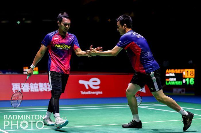 Pasangan ganda putra Indonesia Mohammad Ahsan/Hendra Setiawan pad pertandingan babak 16 besar Kejuaraan Dunia 2022 melawan Mark Lamsfuss/Marvin Seidel (Jerman) pada Kamis (25/8/2022)