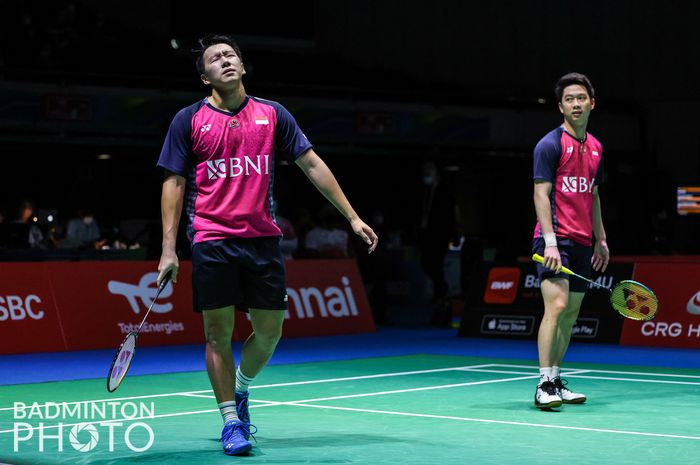 Raut kekecewaan pasangan ganda putra Indonesia, Marcus Fernaldi Gideon/Kevin Sanjaya Sukamuljo usai dikalahkan wakil Inggris, Ben Lane/Sean Vendy, pada babak 16 besar Kejuaraan Dunia 2022 di Tokyo Metropolitan Gymnasium, Jepang, Kamis 25 Agustus 2022