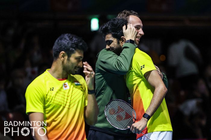 Pelatih ganda putra India, Mathias Boe, memberikan selamat kepada anak asuhnya, M.R. Arjun/Dhruv Kapila, setelah berhasil memenangkan babak 16 besar Kejuaraan Dunia 2022 di Tokyo Metropolitan Gymnasium, Jepang, Kamis, 25 Agustus 2022