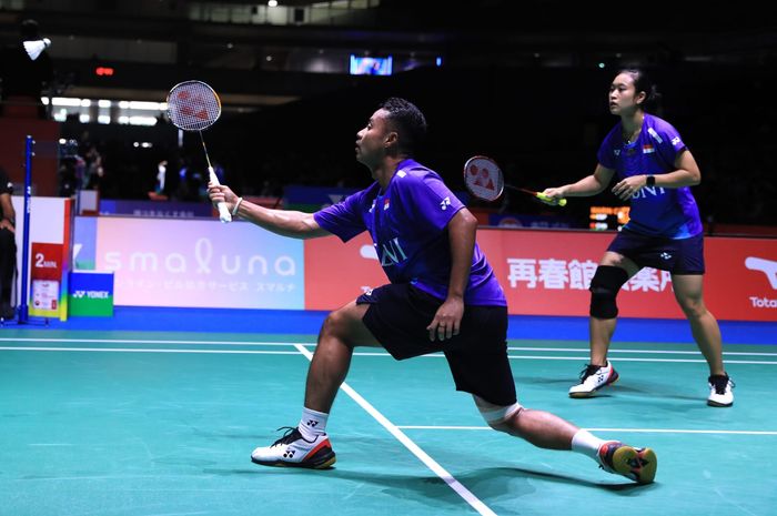 Ganda campuran Indonesia, Rehan Naufal Kusharjanto/Lisa Ayu Kusumawati, dalam penampilan di babak 16 besar Kejuaraan Dunia 2022 di Tokyo Metropolitan Gymnasium, Tokyo, Jepang, Kamis (25/8/2022).