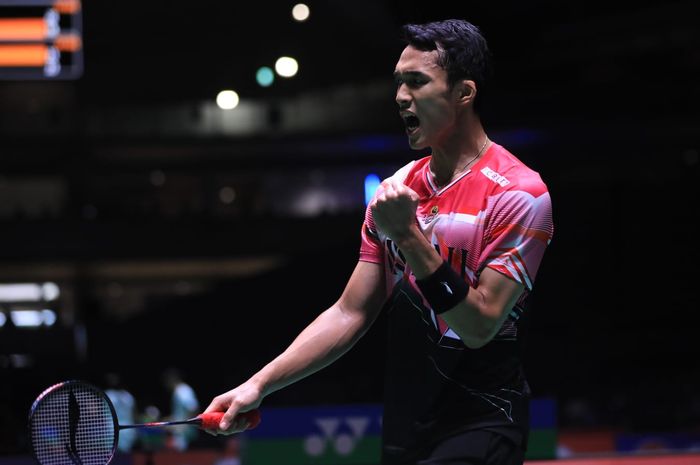 Pemain tunggal putra Indonesia, Jonatan Christie, ketika merayakan kesuksesan menembus perempat final Kejuaraan Dunia 2022 di Tokyo Metropolitan Gymnasium, Shibuya, Tokyo, Jepang, Kamis (25/8/2022).