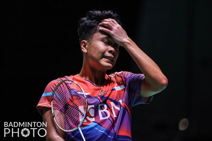 Pebulu tangkis tunggal putra Indonesia, Anthony Sinisuka Ginting, saat menunjukkan ekspresi kecewa pada pertandingan babak 16 besar Kejuaraan Dunia 2022 di Tokyo Metropolitan Gymnasium, Shibuya, Jepang, Kamis (25/8/2022).