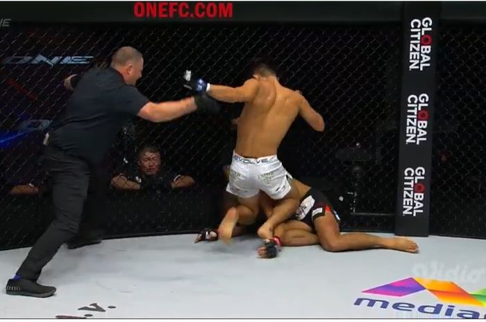 Christian Lee mengalahkan Ok Rae Yoon dengan serangan lutut untuk merebut lagi sabuk juara kelas ringan ONE Championship dalam gelaran ONE 160, Jumat (26/8/2022) di Singapura.