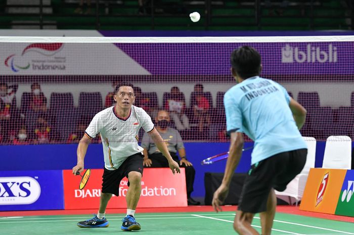 Tunggal putra SL3 asal Indonesia, Ukun Rukaendi, saat bentrok dengan Maman Nurjaman pada laga semifinal Para Badminton International 2022 yang berlangsung di GOR Among Raga, Yogyakarta, Jumat (26/8/2022).