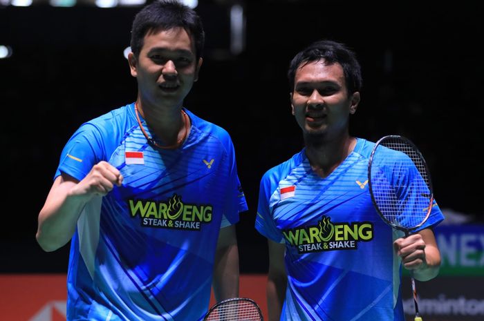 Pasangan ganda putra Indonesia, Mohammad Ahsan/Hendra Setiawan, berpose setelah memastikan tiket semifinal Kejuaraan Dunia 2022 di Tokyo Metropolitan Gymnasium, Jumat (26/8/2022).