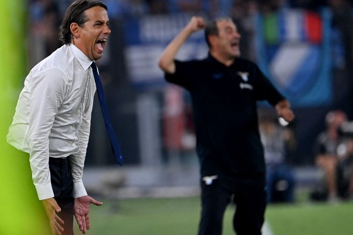 Simone Inzaghi (kiri) dan Maurizio Sarri saling memberi instruksi dalam laga Lazio vs Inter Milan pada lanjutan Liga Italia di Olimpico, Roma (26/8/2022).