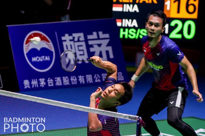 Pasangan ganda putra Indonesia, Mohammad Ahsan/Hendra Setiawan, pada pertandingan melawan  Fajar Alfian/Muhammad Rian Ardianto, pada semifinal Kejuaraan Dunia 2022 di Tokyo Metropolitan Gymnasium, Jepang, Sabtu (27/8/2022).