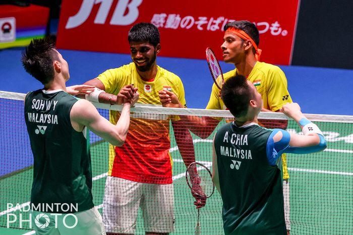 Pasangan ganda putra India, Satwiksairaj Rankireddy/Chirag Shetty (jersey kuning) bersalaman dengan Aaron Chia/Soh Wooi Yik (Malaysia) setelah laga semifinal Kejuaraan Dunia 2022 di Tokyo Metropolitan Gymnasium, Sabtu (27/8/2022).