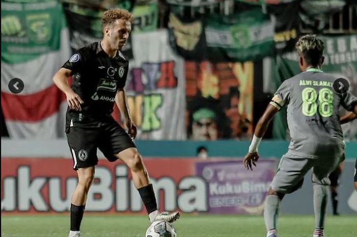 Pemain Persebaya Surabaya, Alwi Slamat (kanan), sedang menghadang winger PSS Sleman, Ze Valente (kiri), dalam laga pekan ketujuh Liga 1 2022-2023 di Stadion Maguwoharjo, Sleman, Sabtu (27/8/2022).