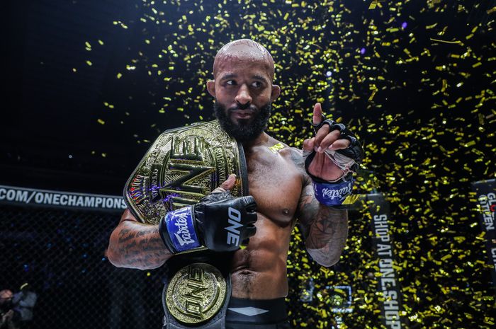 Demetrious Johnson menjadi juara kelas terbang ONE Championship setelah mengalahkan Adrian Moraes di ONE Fight Night 1, Sabtu (27/8/2022) di Singapura.