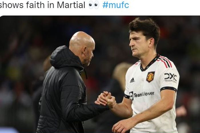 Pelatih Manchester United, Erik ten Hag, bersalaman dengan Harry Maguire.