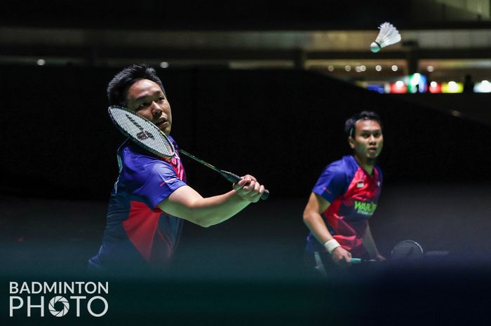 Aksi pasangan ganda putra Indonesia, Hendra Setiawan dan Mohammad Ahsan, pada semifinal Kejuaraan Dunia 2022 di Tokyo Metropolitan Gymnasium, Jepang, 27 Agustus 2022.