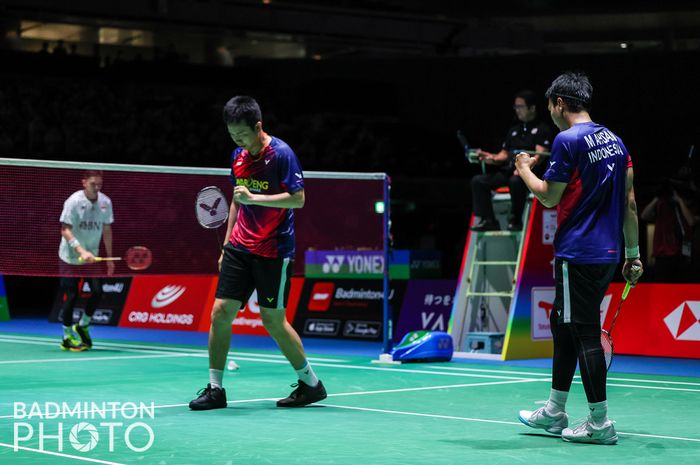 Pasangan ganda putra Indonesia, Mohammad Ahsan/Hendra Setiawan, mengalahkan rekan senegara, Fajar Alfian/Muhammad Rian Ardianto, pada semifinal Kejuaraan Dunia 2022 di Tokyo Metropolitan Gymnasium, Jepang, 27 Agustus 2022.