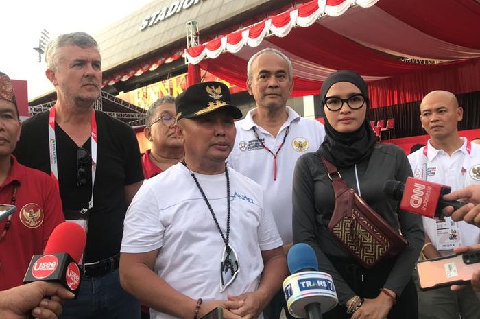 Gubernur Kalimantan Tengah, Sugianto Sabran menemui awak media seusai melakukan pemeriksaan di venue UCI MBT Eliminator World Cup 2022 di Stadion Tuah Pahoe, Palang Karaya, Kalimantan Tengah, Sabtu (27/8/2022)