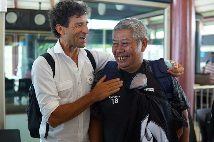 Luis Milla merangkul masseur PERSIB, Tatang Sutisna di Bandara Soekarno Hatta.