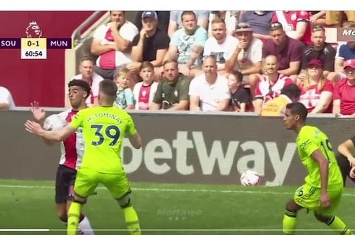 Momen Scott McTominay sentuh bola dengan tangan dalam duel Southampton vs Manchester United pada lanjutan Liga Inggris di St Mary's (27/8/2022).