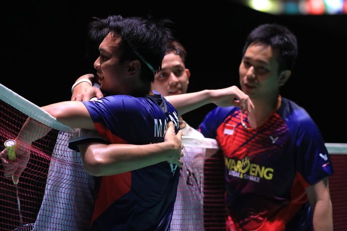 Pasangan ganda putra Indonesia, Mohammad Ahsan/Hendra Setiawan, bersalaman setelah bertarung melawan Fajar Alfian/Muhammad Rian Ardianto pada semifinal Kejuaraan Dunia 2022 di Tokyo Metropolitan Gymnasium, Sabtu (27/8/2022).