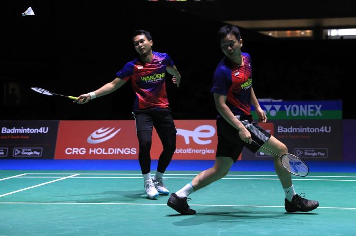 Pasangan ganda putra Indonesia, Mohammad Ahsan/Hendra Setiawan, saat laga semifinal Kejuaraan Dunia 2022 di Tokyo Metropolitan Gymnasium, Sabtu (27/8/2022).