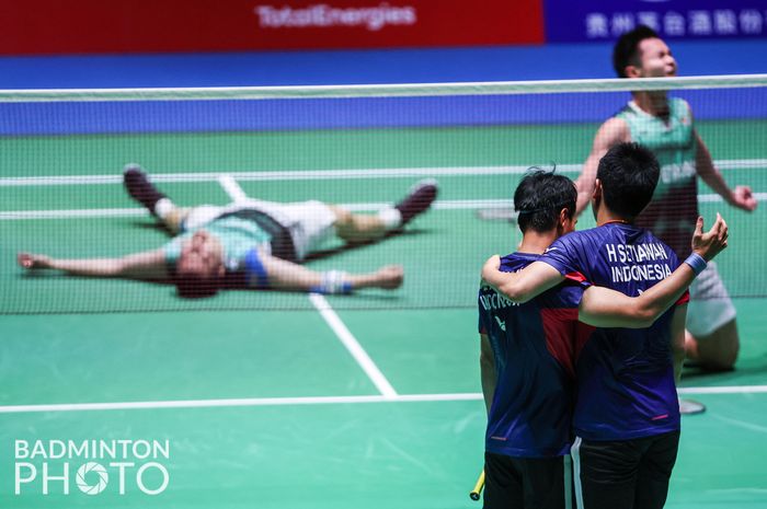 Pasangan ganda putra Indonesia, Mohammad Ahsan/Hendra Setiawan (jersey biru), harus mengakui keunggulan wakil Malaysia, Aaron Chia/Soh Wooi Yik, pada final Kejuaraan Dunia 2022 di Tokyo Metropolitan Gymnasium, Jepang, Minggu, 28 Agustus 2022.