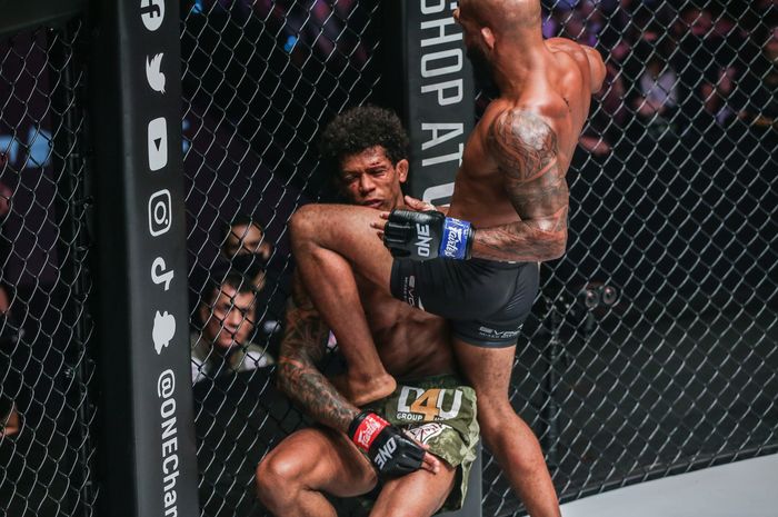 Serangan lutut Demetrious Johnson yang meng-KO Adriano Moraes di ONE Fight Night 1, Sabtu (27/8/2022) di Singapura.