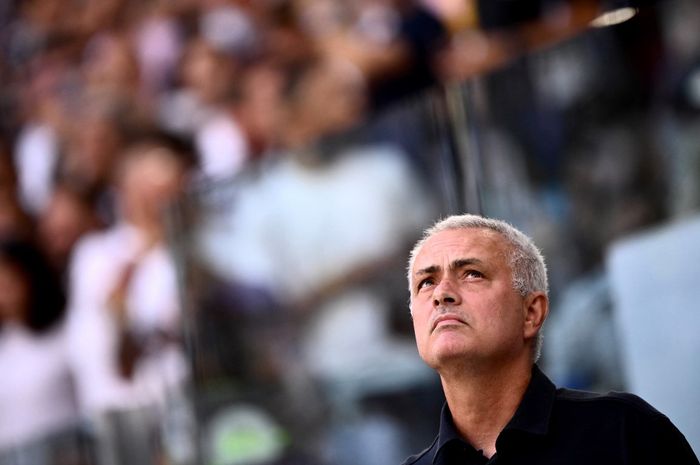 Ekspresi pelatih AS Roma, Jose Mourinho, dalam laga Liga Italia kontra Juventus di Stadion Allianz, Sabtu (27/8/2022).