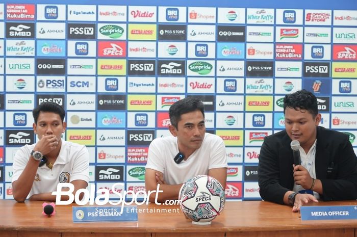 Pelatih PSS Sleman, Seto Nurdiantoro dan Manda Cingi pasca-pertandingan PSS Sleman menjamu Persebaya Surabaya di Stadion Maguwoharjo, Sleman, Sabtu (27/8/2022).