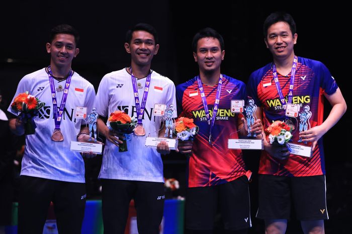 Pasangan ganda putra Indonesia, Mohammad Ahsan/Hendra Setiawan,  Fajar Alfian/Muhammad Rian Ardianto di podium Kejuaraan Dunia 2022 di Tokyo Metropolitan Gymnasium, Minggu (28/8/2022).