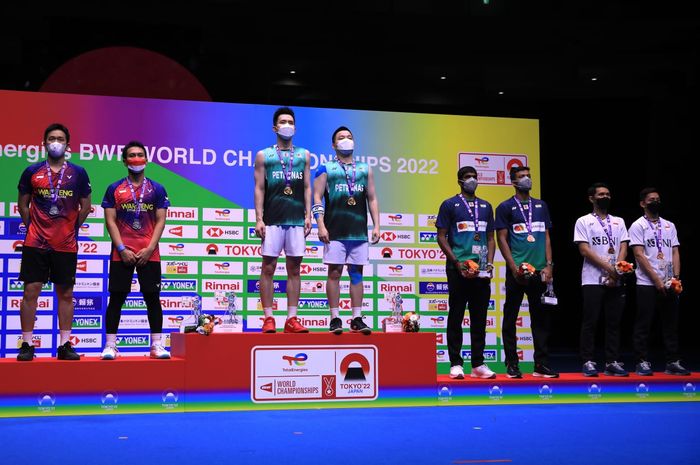 Pasangan ganda putra Indonesia, Mohammad Ahsan/Hendra Setiawan,  Fajar Alfian/Muhammad Rian Ardianto di podium Kejuaraan Dunia 2022 di Tokyo Metropolitan Gymnasium, Minggu (28/8/2022).