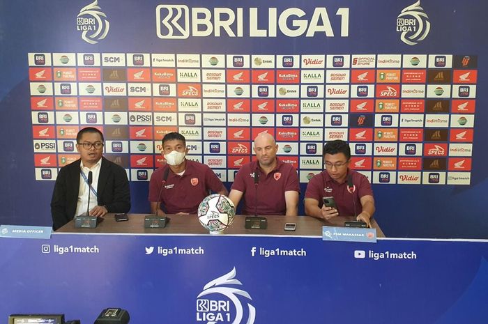 Pelatih PSM Makassar, Bernardo Tavares dan Akbar Tanjung dalam konferensi pers jelang laga melawan Persib Bandung di Stadion BJ Habibie, Pare-pare, Sulawesi Selatan