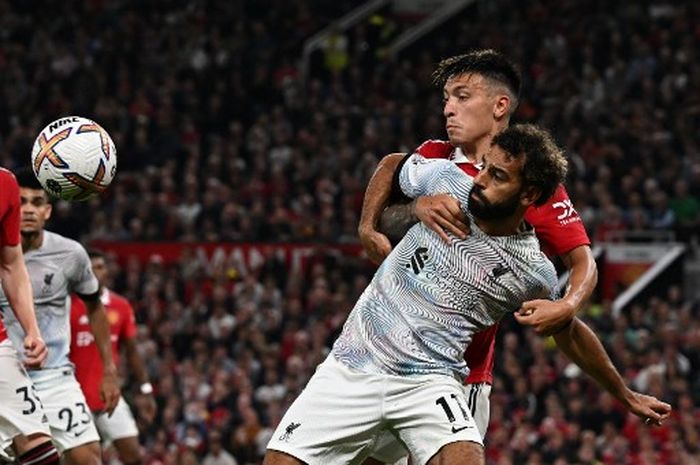 Lisandro Martinez mengawal ketat Mohamed Salah dalam laga Manchester United vs Liverpool di Liga Inggris (22/8/2022).