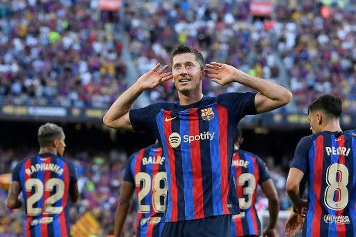 Robert Lewandowski merayakan gol yang bersarang ke gawang Real Valladolid pada laga pekan ketiga Liga Spanyol 2022-2023 di Spotify Camp Nou, Minggu (28/8/2022) atau Senin dini hari WIB.