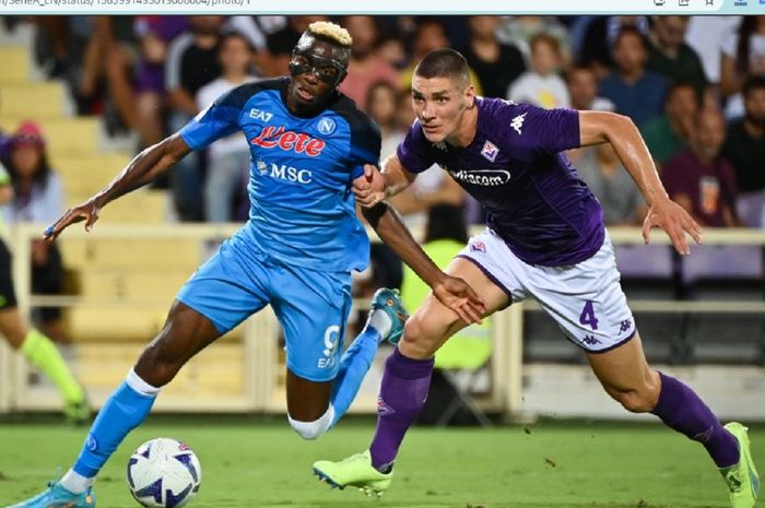 Victor Osimhen (kiri) saat berduel dengan Nikola Milenkovic dalam pertandingan Fiorentina kontra Napoli di pekan ketiga Liga Italia 2022-2023, Senin (29/8/2022) dini hari WIB.