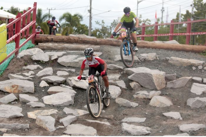 Tim tuan rumah Indonesia akhirnya mampu meraih perunggu dari katagori putri UCI MTB Eliminator World Cup 2022 Ayu Triya Andriyana di Stadion Tuan Pahoe, Palang Karaya, Kalimantan Tengah, Minggu (28/8/2022).