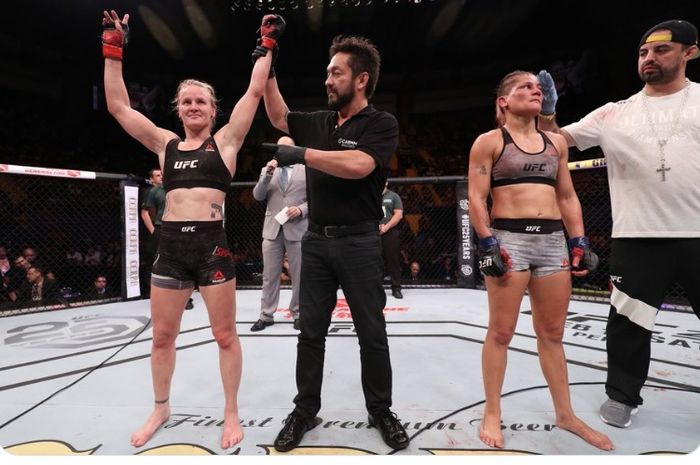 Wasit Mario Yamasaki yang membiarkan Valentina Shevchenko membantai Priscila Cachoeira pada tahun 2018.