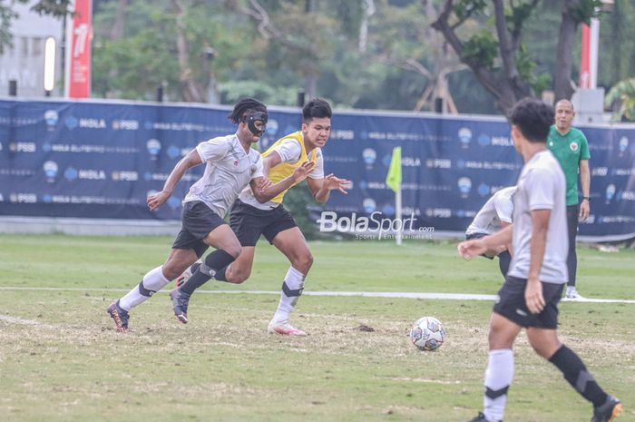 Penyerang timnas U-19 Indonesia, Ronaldo Kwateh (kiri), sedang menguasai bola ketika berlatih di Lapangan A, Senayan, Jakarta, 30 Agustus 2022.