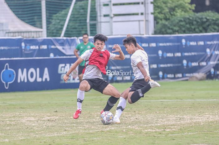 Pemain timnas U-19 Indonesia, Rayhan Utina (kiri), sedang berusaha menghalau bola ketika berlatih di Lapangan A, Senayan, Jakarta, 30 Agustus 2022.