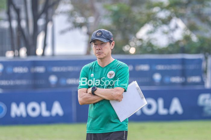 Pelatih timnas U-19 Indonesia, Shin Tae-yong, sedang menberikan intruksi kepada para pemainnya berlatih di Lapangan A, Senayan, Jakarta, 30 Agustus 2022.