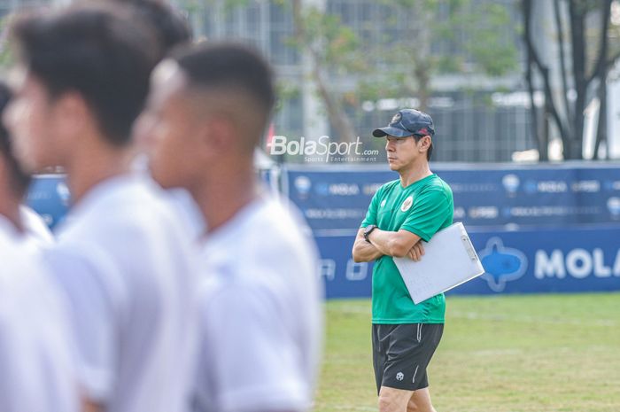 Pelatih timnas U-19 Indonesia, Shin Tae-yong (kanan), sedang memantau para pemainnya berlatih di Lapangan A, Senayan, Jakarta, 30 Agustus 2022.