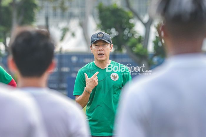 Pelatih timnas U-19 Indonesia, Shin Tae-yong, sedang menberikan intruksi kepada para pemainnya berlatih di Lapangan A, Senayan, Jakarta, 30 Agustus 2022.