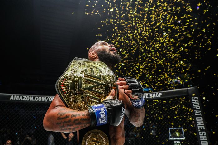 Demetrious Johnson saat dinobatkan sebagai juara baru kelas terbang ONE Championship setelah mengalahkan Adriano Moraes dalam ajang UFC Fight Night 1, Sabtu (27/8/2022) di SIngapura.