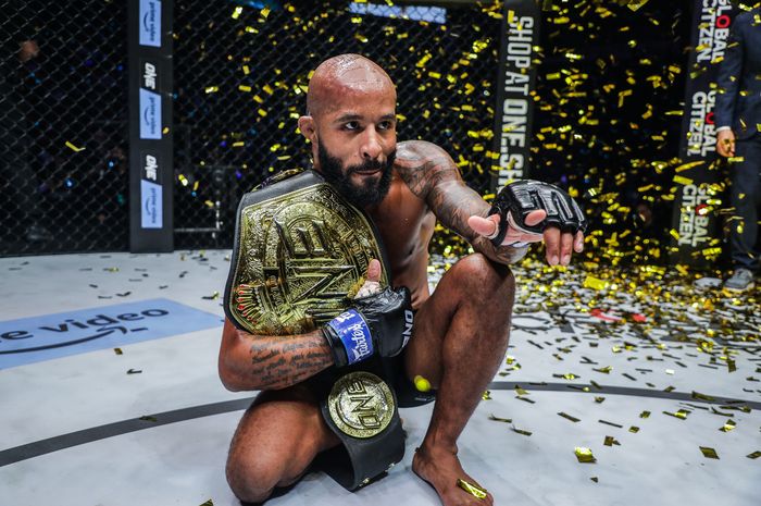 Demetrious Johnson saat dinobatkan sebagai juara baru kelas terbang ONE Championship setelah mengalahkan Adriano Moraes dalam ajang ONE Fight Night 1, Sabtu (27/8/2022) di SIngapura.