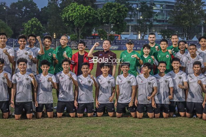 Skuad timnas U-20 Indonesia asuhan Shin Tae-yong (skuat timnas U-19 Indonesia) sedang berfoto bersama dengan petinggi PSSI diantaranya Mochamad Iriawan (Ketua Umum PSSI) dan Indra Sjafri (Direktur Teknik PSSI) di Lapangan A, Senayan, Jakarta, 30 Agustus 2022.