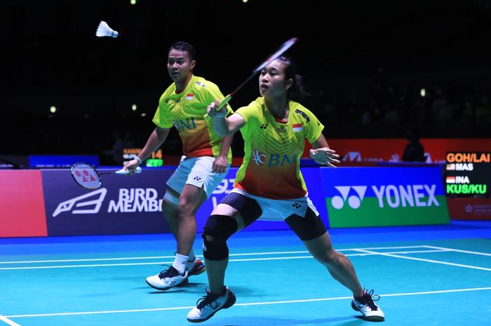 Pasangan ganda putra Indonesia, Rehan Naufal Kusharjanto/Lisa Ayu Kusumawati, saat menghadapi Goh Soon Huat/Lai Shevon Jemie dari Malaysia pada babak pertama Japan Open 2022 di Maruzen Intec Arena Osaka, Jepang, 30 Agustus 2022. 