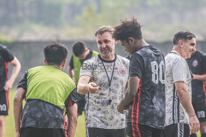 Pelatih Persija Jakarta, Thomas Doll (tengah), sedang memberikan intruksi ke sejumlah pemainnya saat berlatih di Lapangan Nirwana Park, Sawangan, Jawa Barat, 31 Agustus 2022.