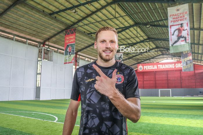 Gelandang serang Persija Jakarta, Hanno Behrens, memberikan salam jempol telunjuk saat ditemui awak media di Persija Training Ground, Sawangan, Jawa Barat, 31 Agustus 2022.