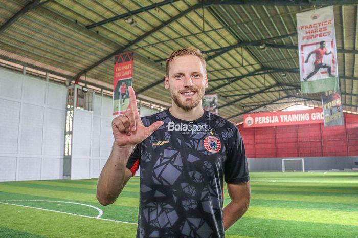 Gelandang serang Persija Jakarta, Hanno Behrens, memberikan salam jempol telunjuk saat ditemui awak media di Persija Training Ground, Sawangan, Jawa Barat, 31 Agustus 2022