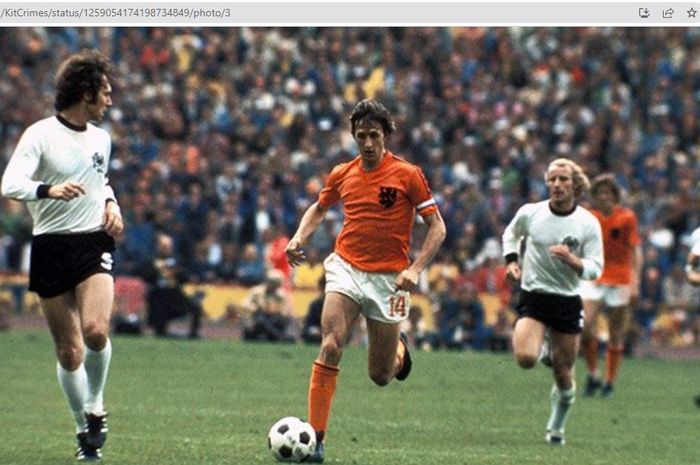 Aksi legenda timnas Belanda, Johan Cruyff, saat melawan timnas Jerman Barat pada babak final Piala Dunia 1974.