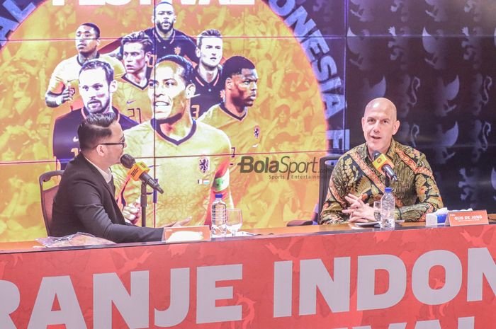 General Secretary of KNVB (Sekretaris Jendral KNVB), Gijs De Jong (kanan), sedang memberikan keterangan kepada awak media di Media Center Gelora Bung Karno, Senayan, Jakarta, 1 September 2022.